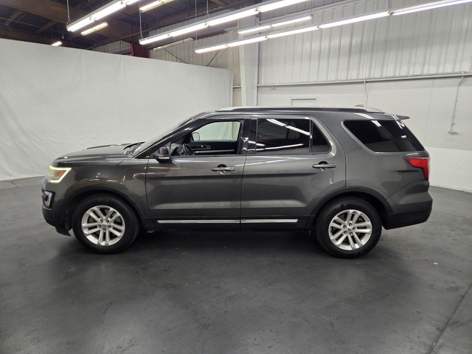 Used 2017 Ford Explorer XLT w/ Equipment Group 202A FWD image 2