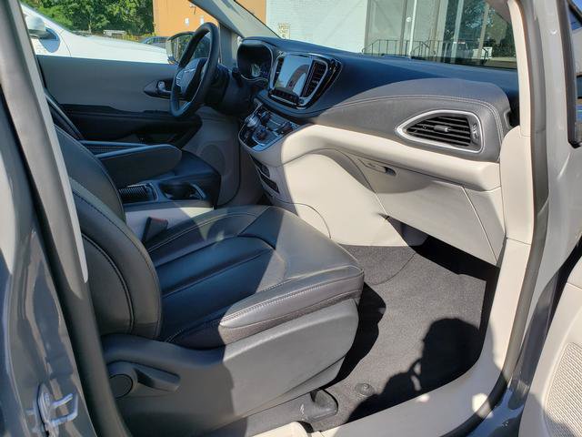 Used 2022 Chrysler Pacifica Touring-L FWD image 17