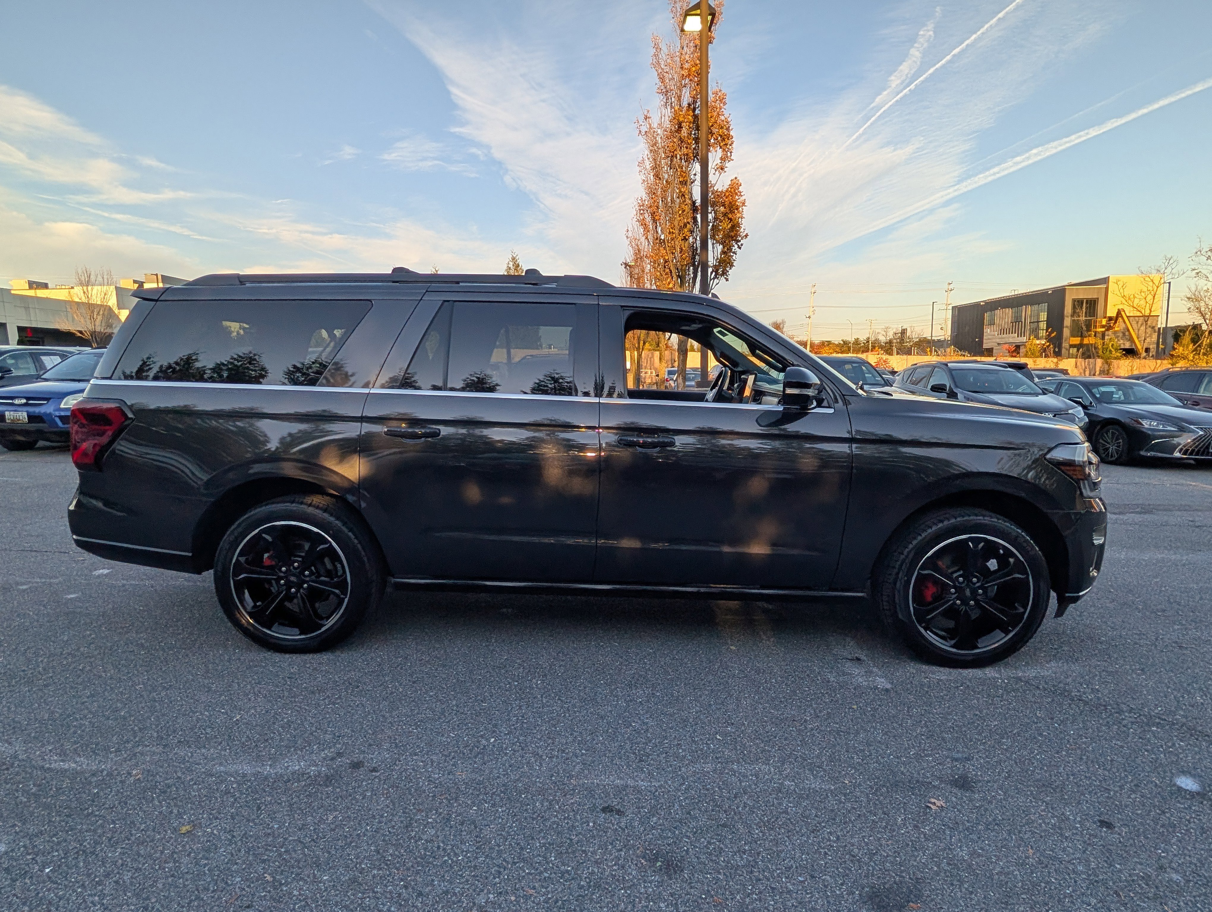 Used 2022 Ford Expedition Max Limited image 2