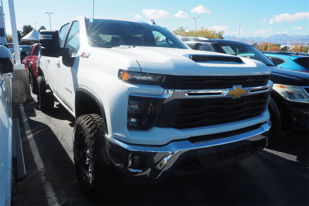 Used 2024 Chevrolet Silverado 2500 LT image 2