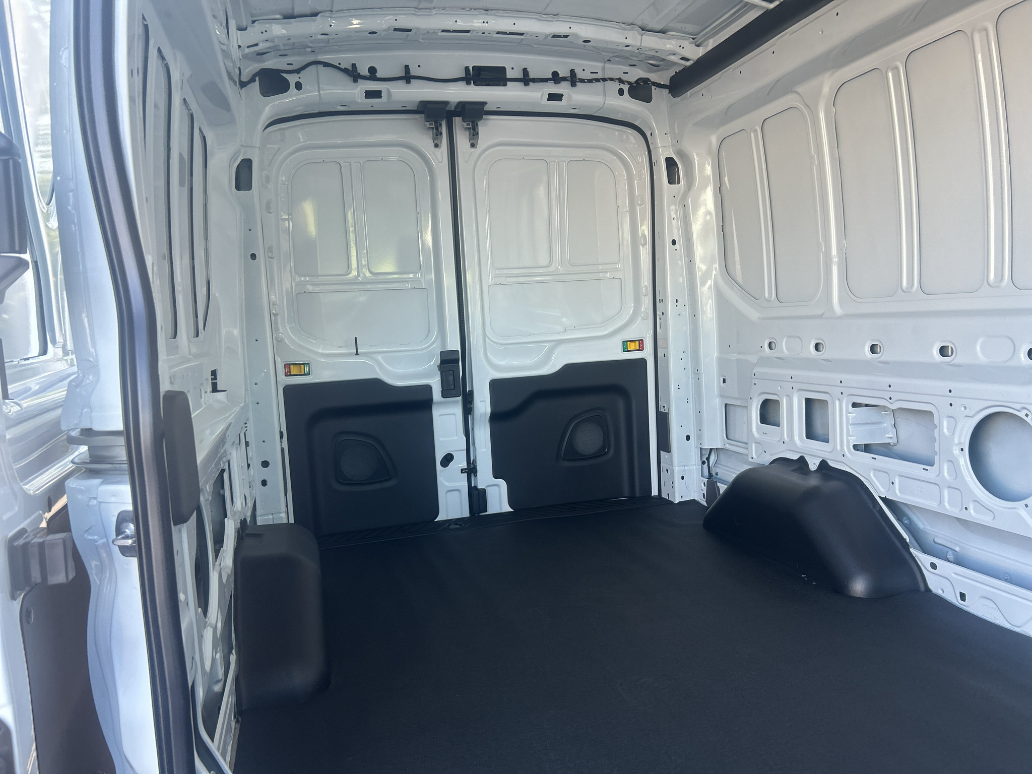New 2027 Ford Transit 250 148 Medium Roof RWD image 17