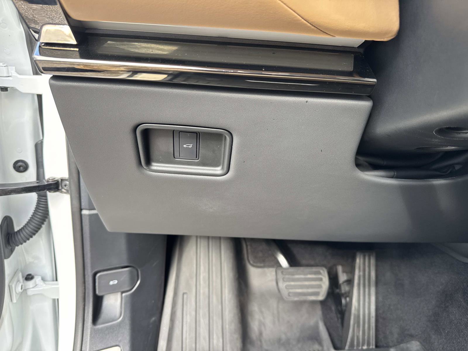 Certified 2024 Land Rover Range Rover Sport SE image 33