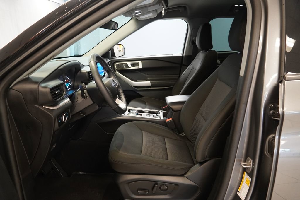 Used 2023 Ford Explorer XLT AWD/4WD image 5