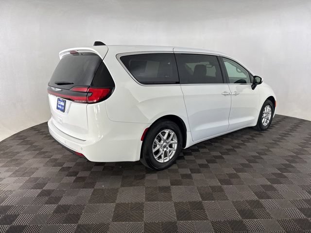 Used 2023 Chrysler Pacifica Touring-L FWD image 6
