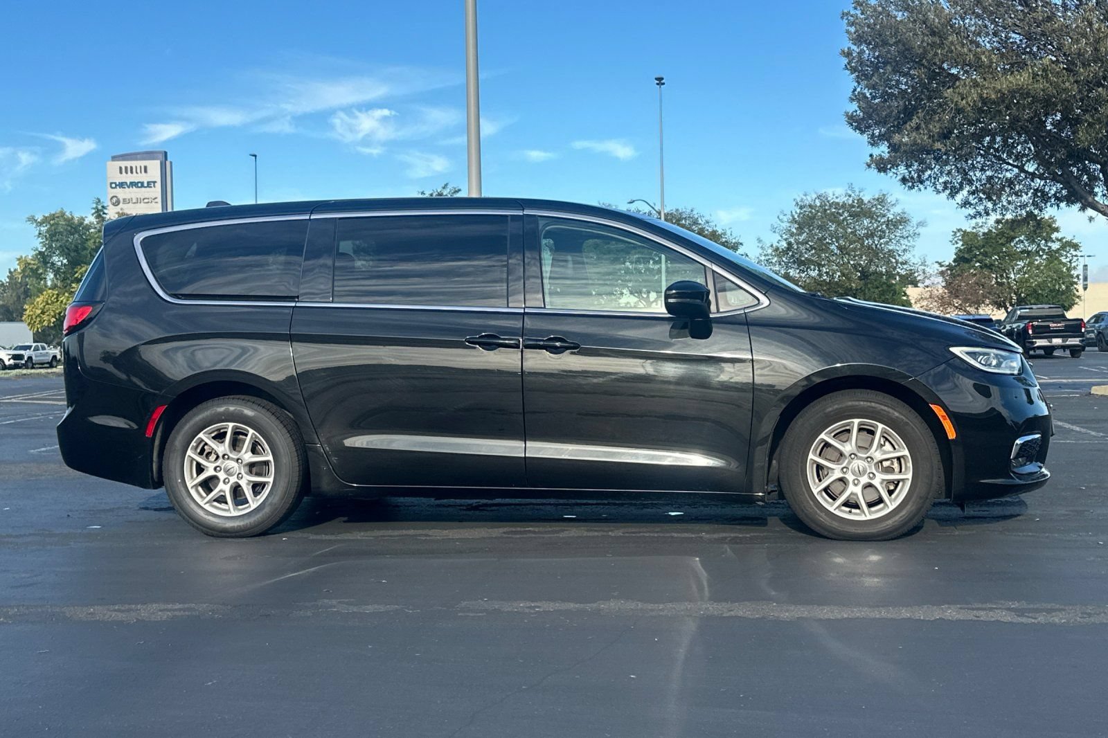 Used 2023 Chrysler Pacifica Touring-L FWD image 3