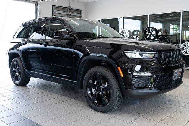 Used 2023 Jeep Grand Cherokee Limited w/ Luxury Tech Group II AWD/4WD image 1