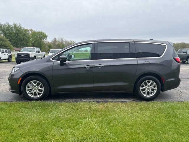 Used 2023 Chrysler Pacifica Touring-L FWD image 11