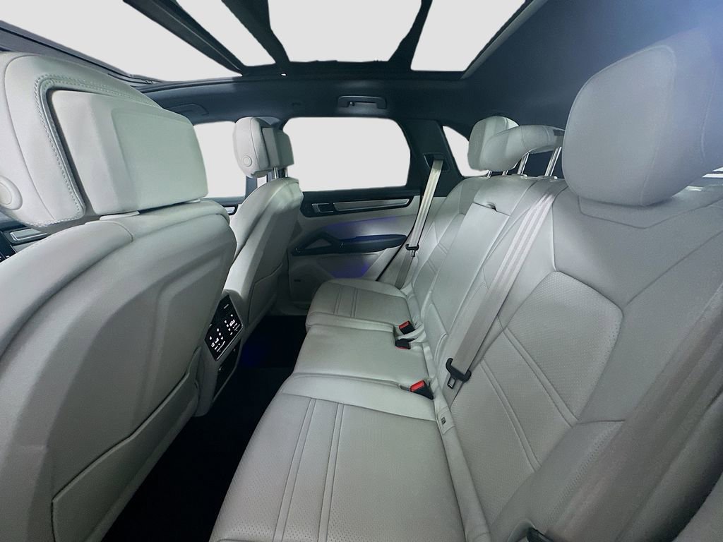 Certified 2023 Porsche Cayenne Platinum Edition image 24