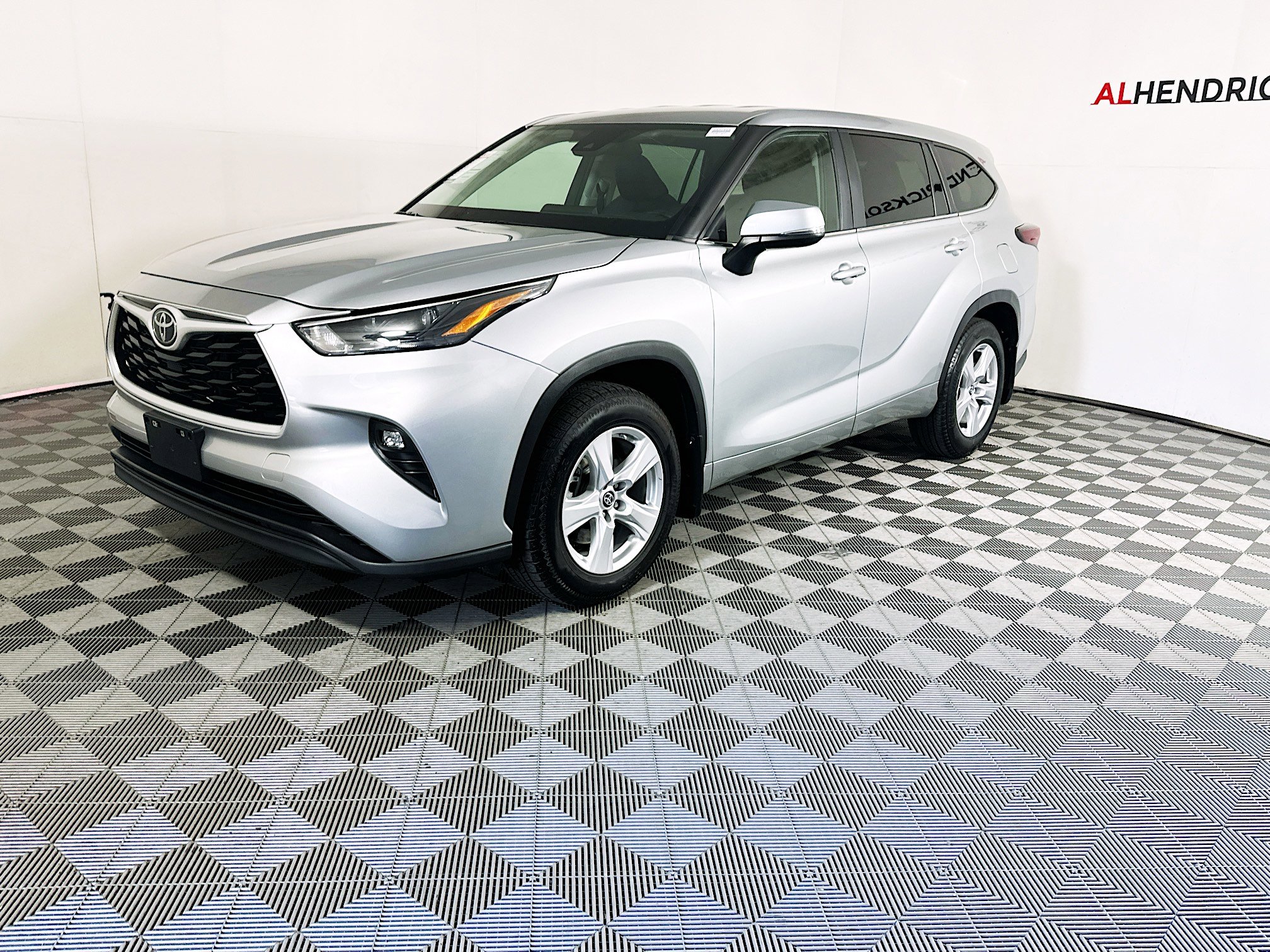 Used 2024 Toyota Highlander LE image 7