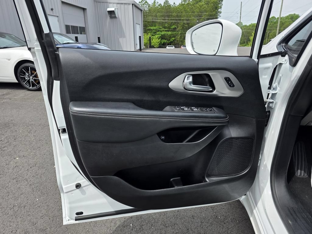 Used 2021 Chrysler Pacifica Limited w/ S Appearance Package FWD image 12