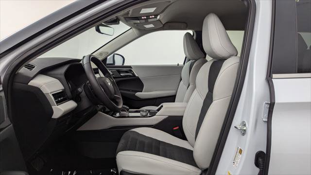 Used 2025 Mitsubishi Outlander SE image 13