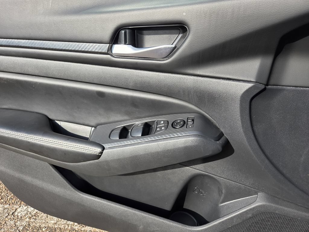 Used 2025 Nissan Altima 2.5 SV FWD image 16