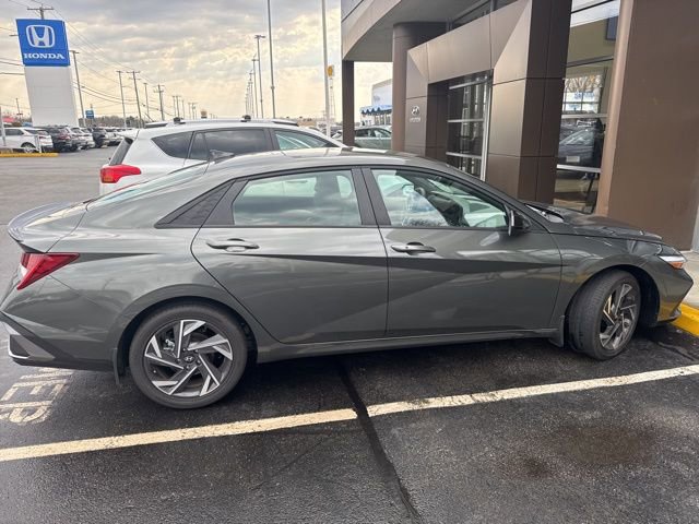 Used 2025 Hyundai Elantra SEL image 3