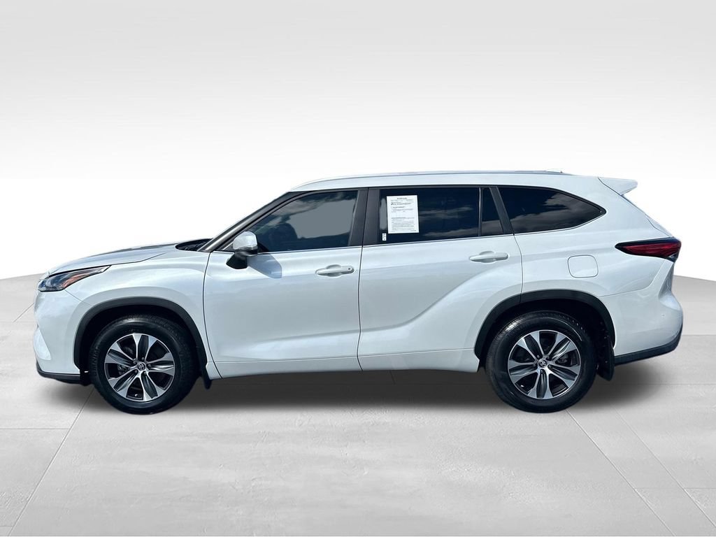 Used 2023 Toyota Highlander XLE FWD image 2