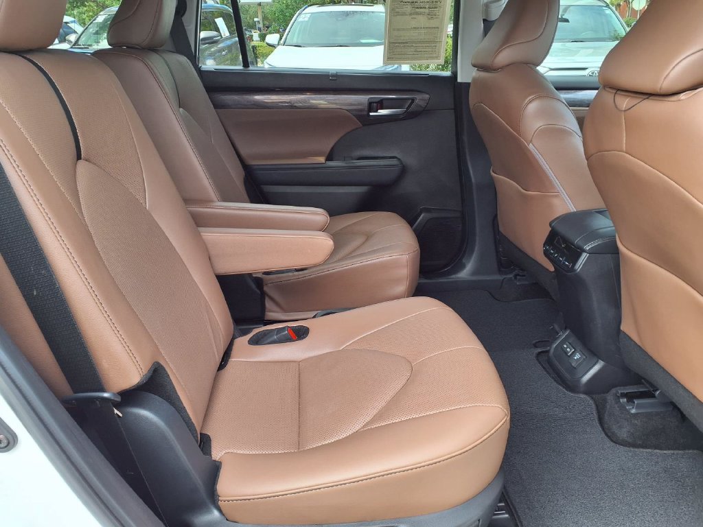 Used 2025 Toyota Highlander Limited AWD/4WD image 15