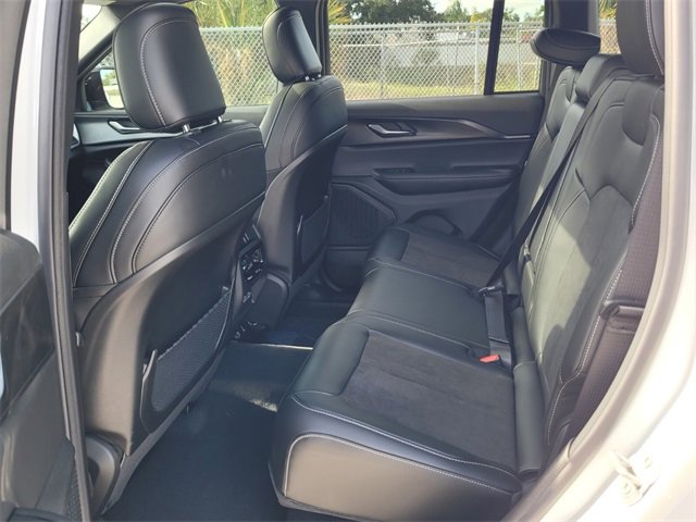 Used 2025 Jeep Grand Cherokee Altitude image 11