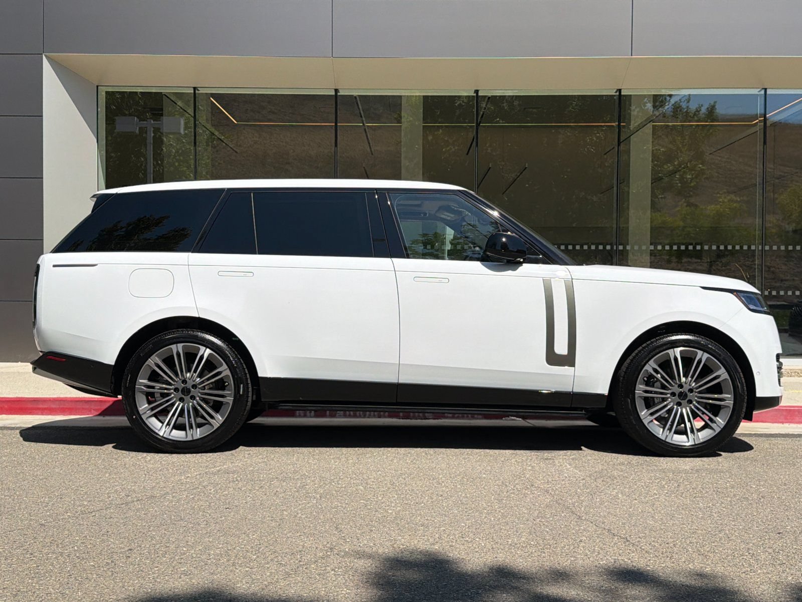 New 2026 Land Rover Range Rover Long Wheelbase SE AWD/4WD image 7