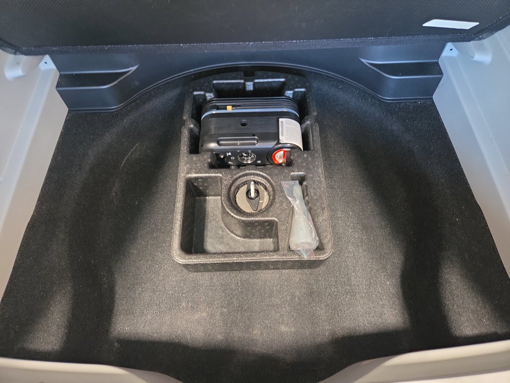 Used 2019 Jeep Cherokee Limited FWD image 12