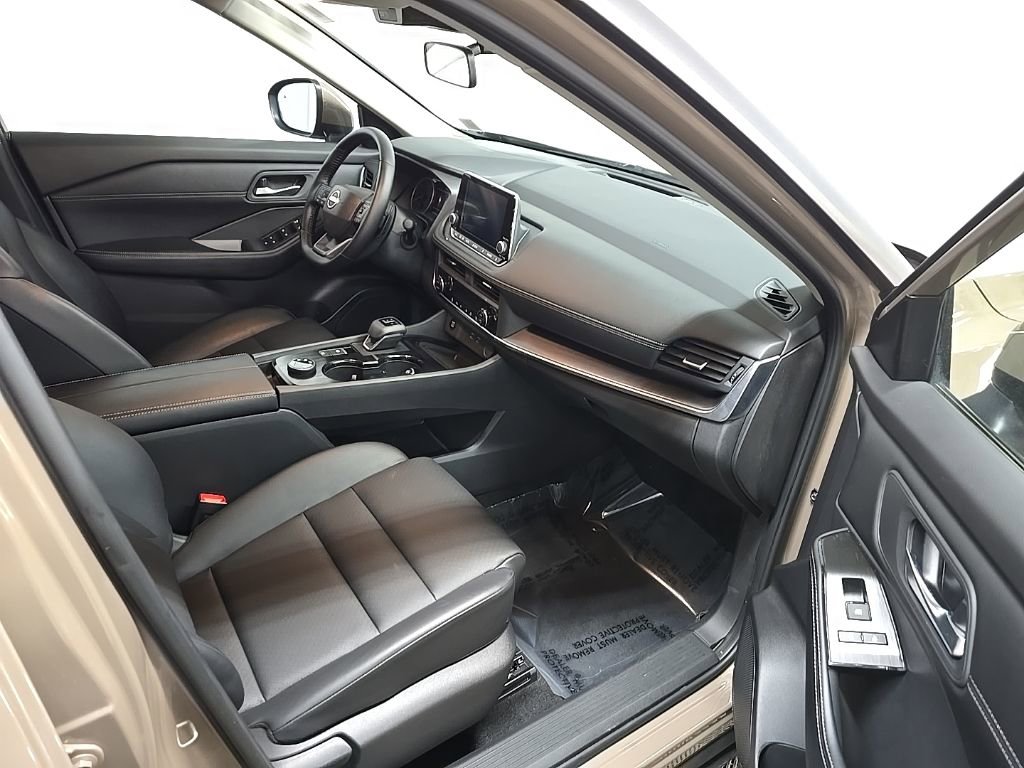 Used 2025 Nissan Rogue SV w/ SV Premium Package image 16