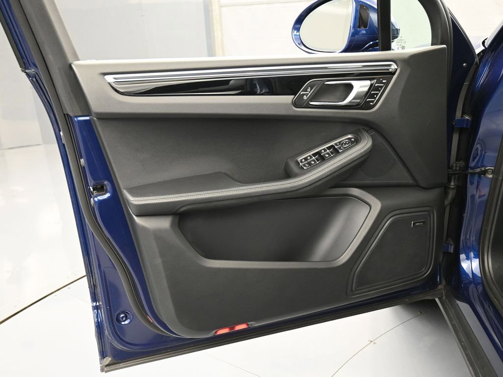 Certified 2025 Porsche Macan image 15