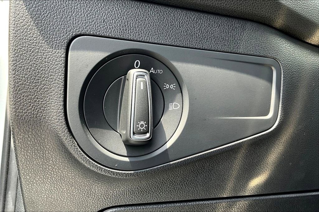 Used 2022 Volkswagen Tiguan SE R-Line image 15