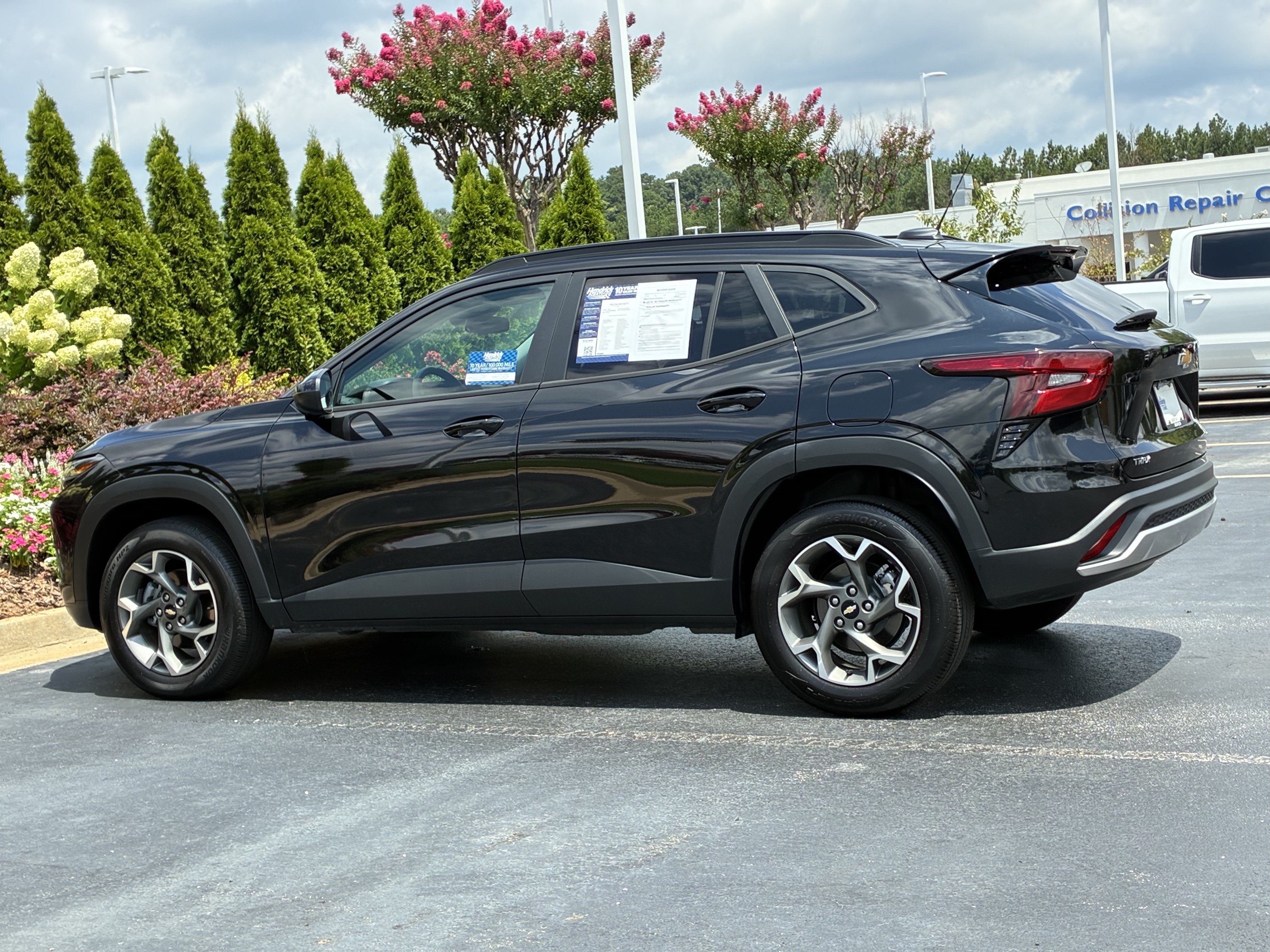 Used 2025 Chevrolet Trax LT FWD image 8