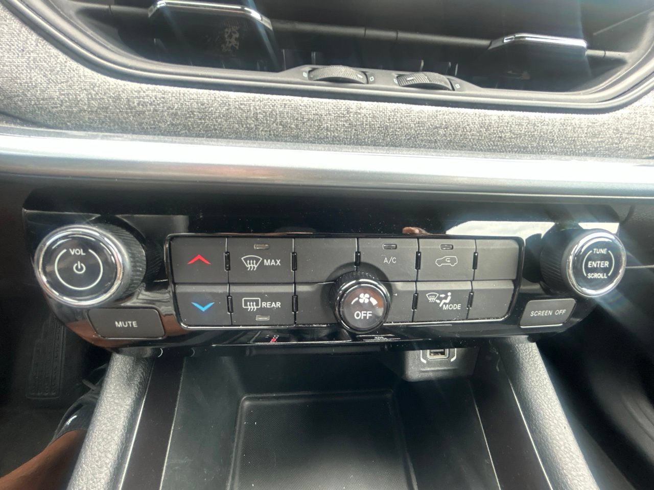 Used 2024 Jeep Compass Latitude AWD/4WD image 24