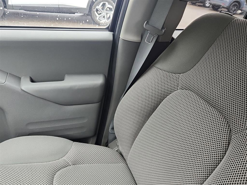 Used 2016 Nissan Frontier SV image 18