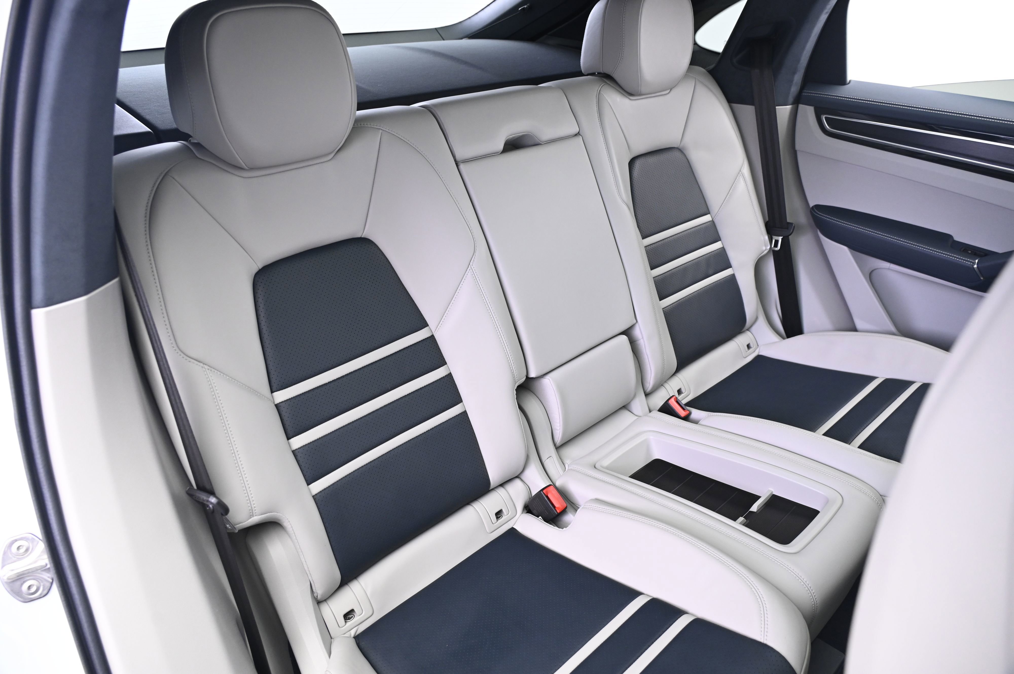 Used 2022 Porsche Cayenne GTS image 19