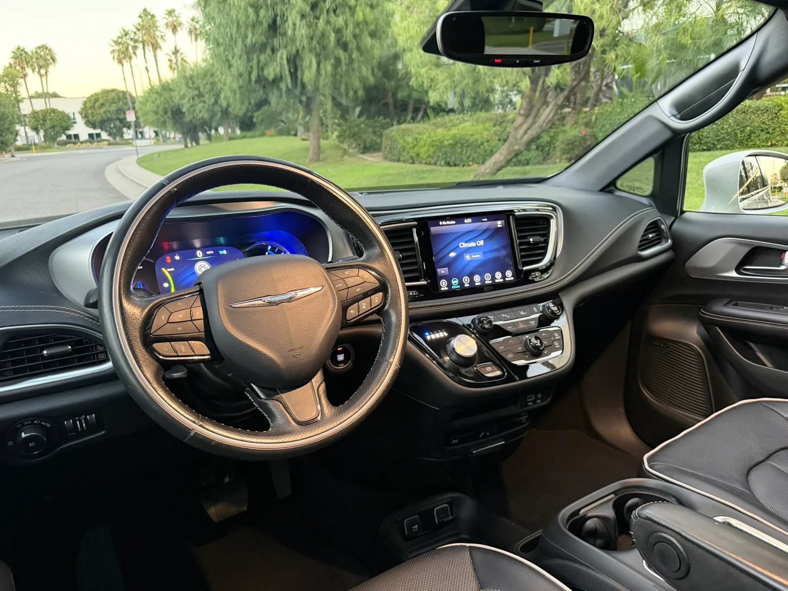 Used 2020 Chrysler Pacifica Limited w/ Advanced Safetytec Group FWD image 12