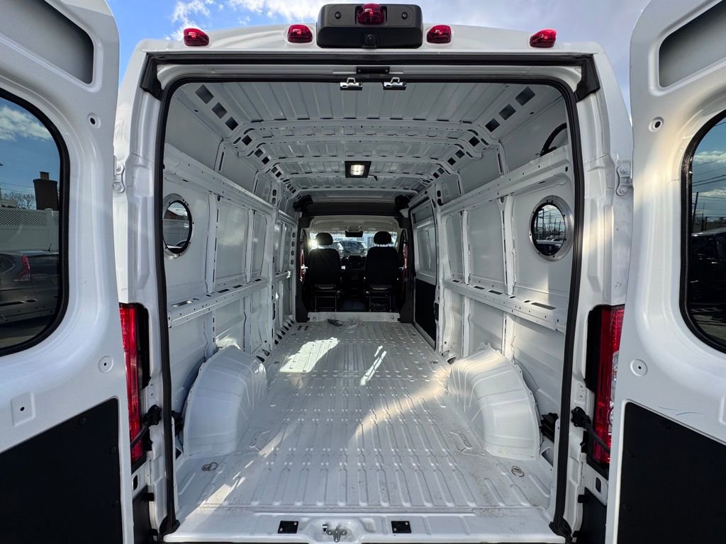Used 2025 RAM ProMaster 2500 w/ Convenience Group FWD image 7