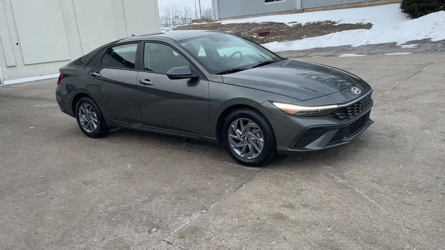 Used 2024 Hyundai Elantra SEL image 2