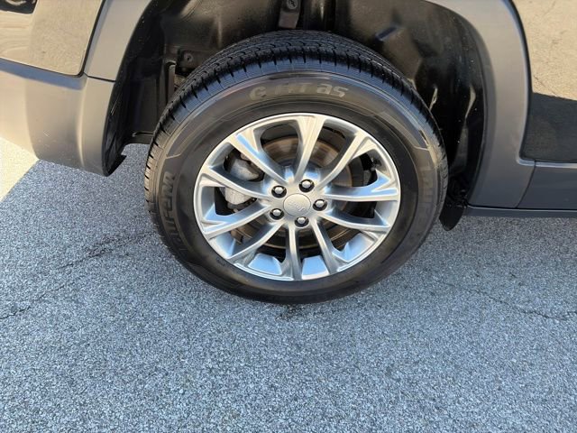 Used 2020 Jeep Cherokee Latitude Plus w/ Cold Weather Group FWD image 61