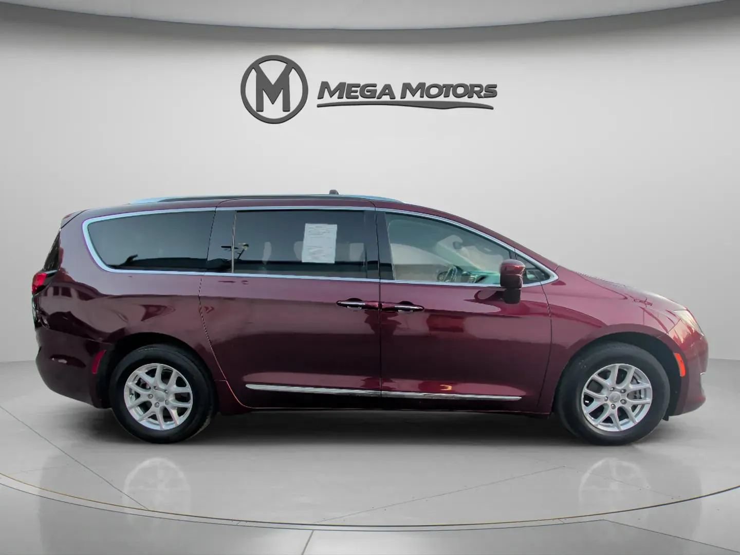 Used 2020 Chrysler Pacifica Touring-L FWD image 9