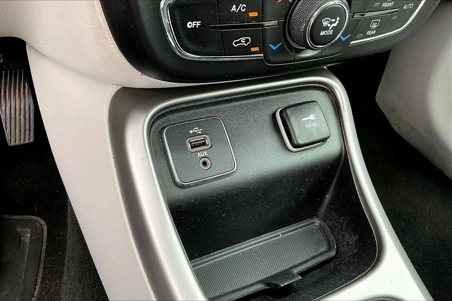 Used 2018 Jeep Compass Latitude w/ Popular Equipment Group FWD image 16