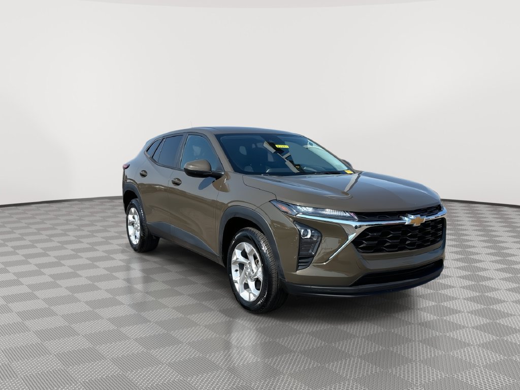 Used 2024 Chevrolet Trax LS w/ LS Convenience Package FWD image 2