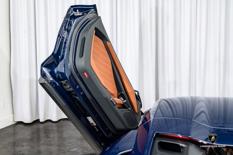 Used 2025 Lamborghini Revuelto image 31