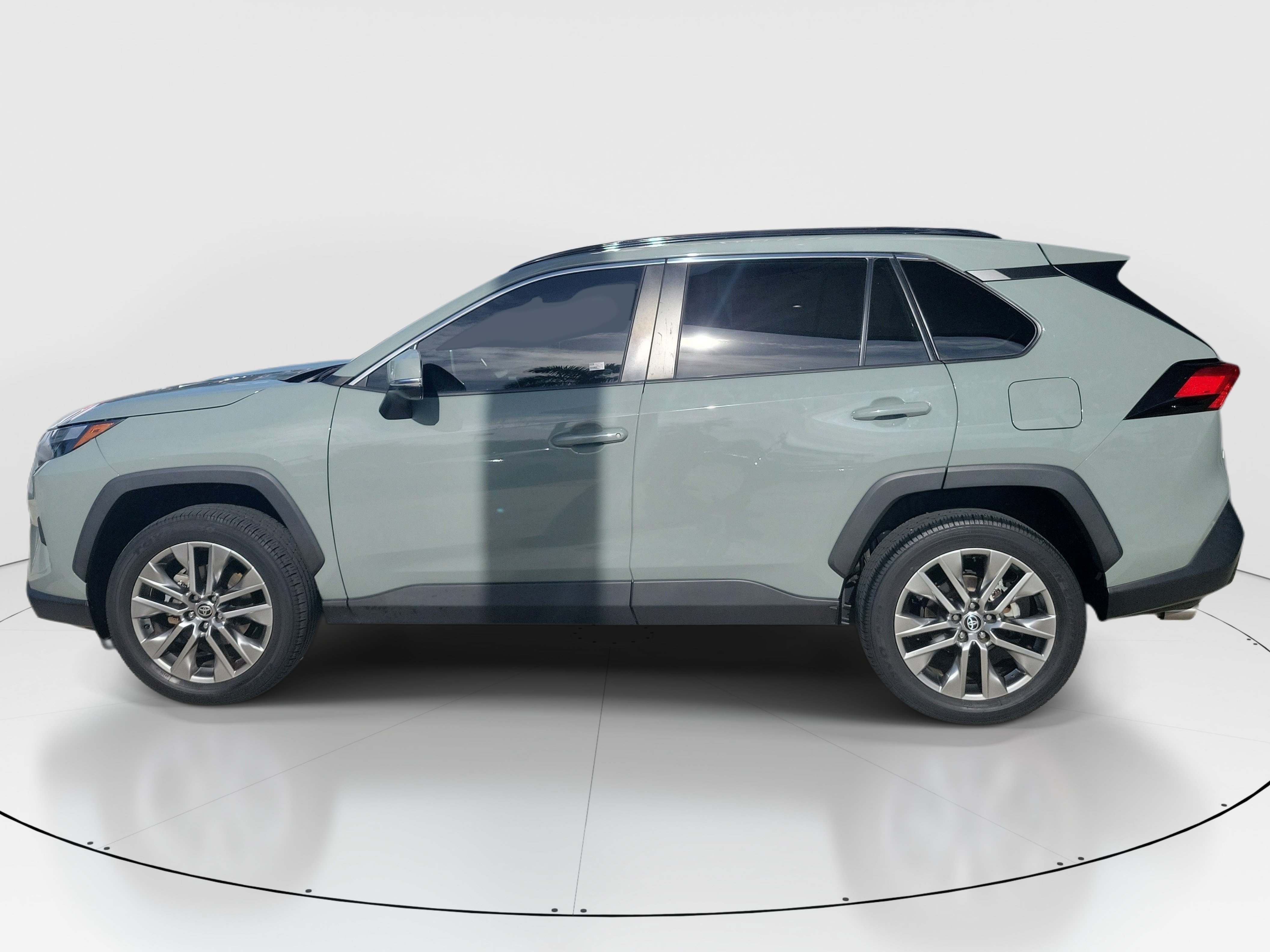 Used 2023 Toyota RAV4 XLE Premium FWD image 4
