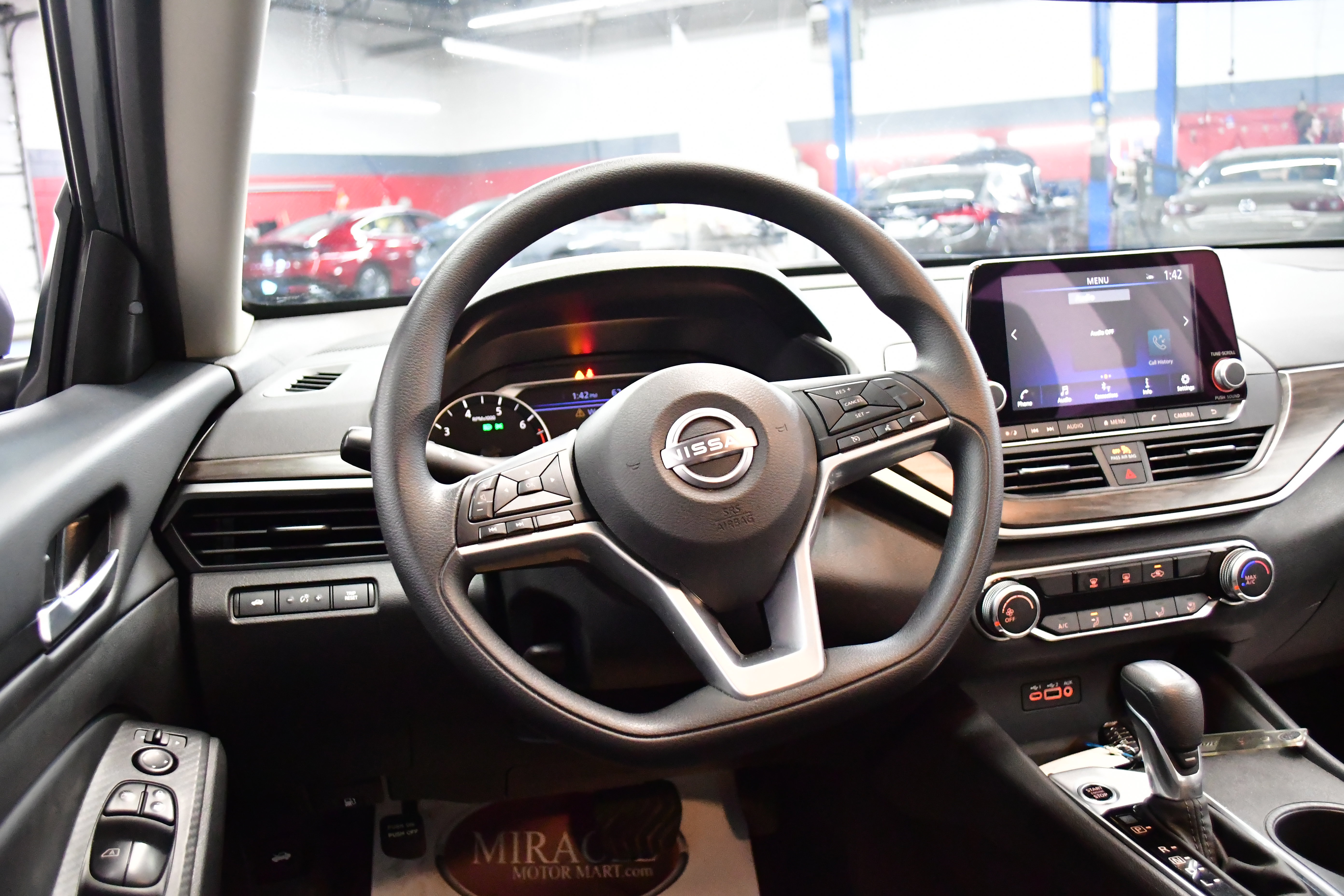 Used 2025 Nissan Altima 2.5 SV FWD image 8