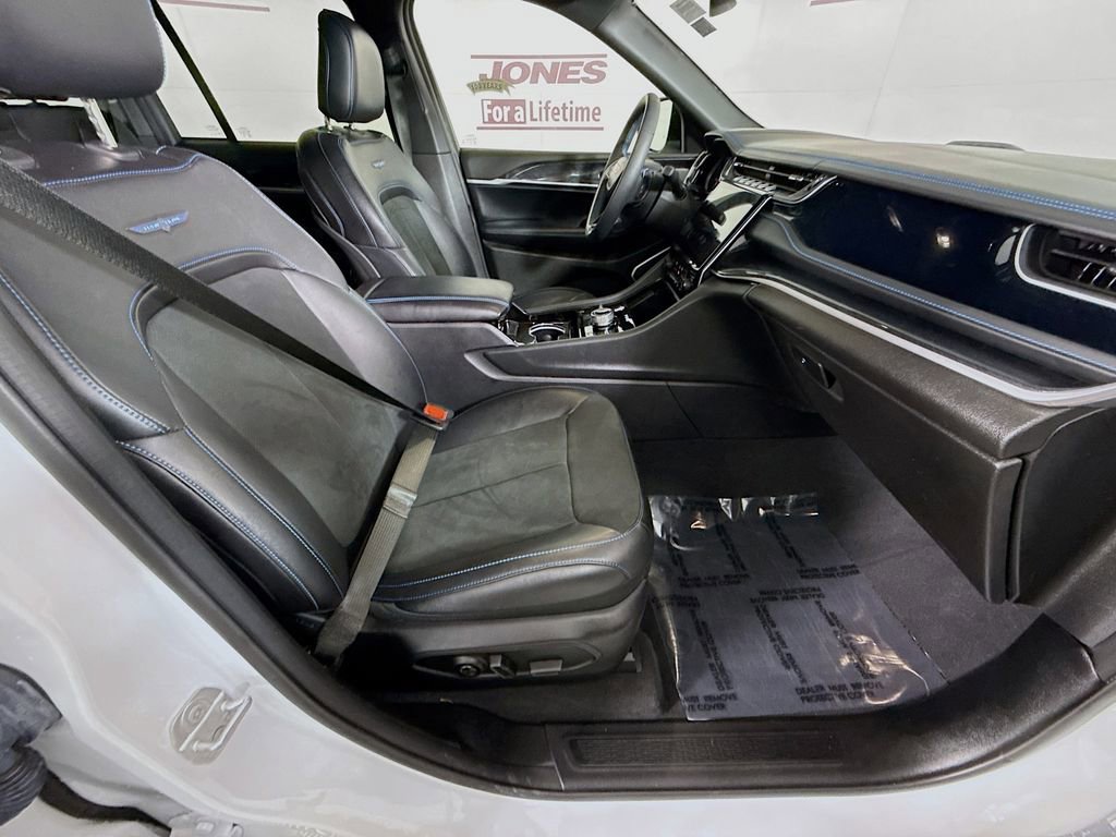Used 2022 Jeep Grand Cherokee Trailhawk AWD/4WD image 32