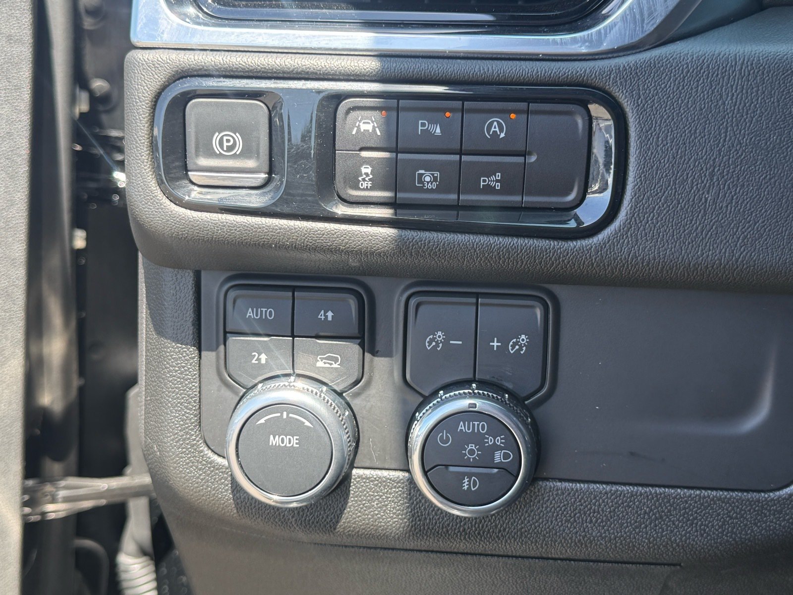 Used 2025 GMC Yukon XL Denali AWD/4WD image 21