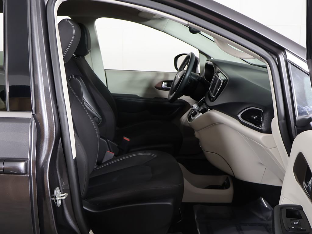 Used 2023 Chrysler Voyager LX image 23