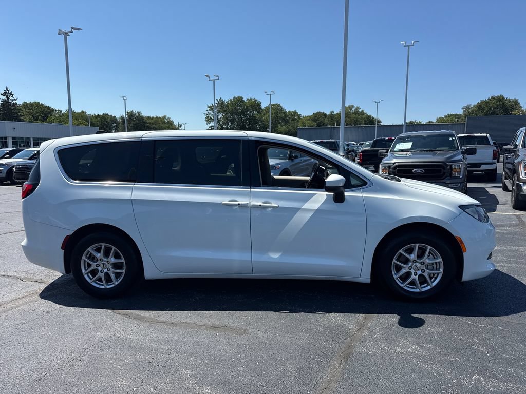 Used 2023 Chrysler Voyager LX FWD image 6