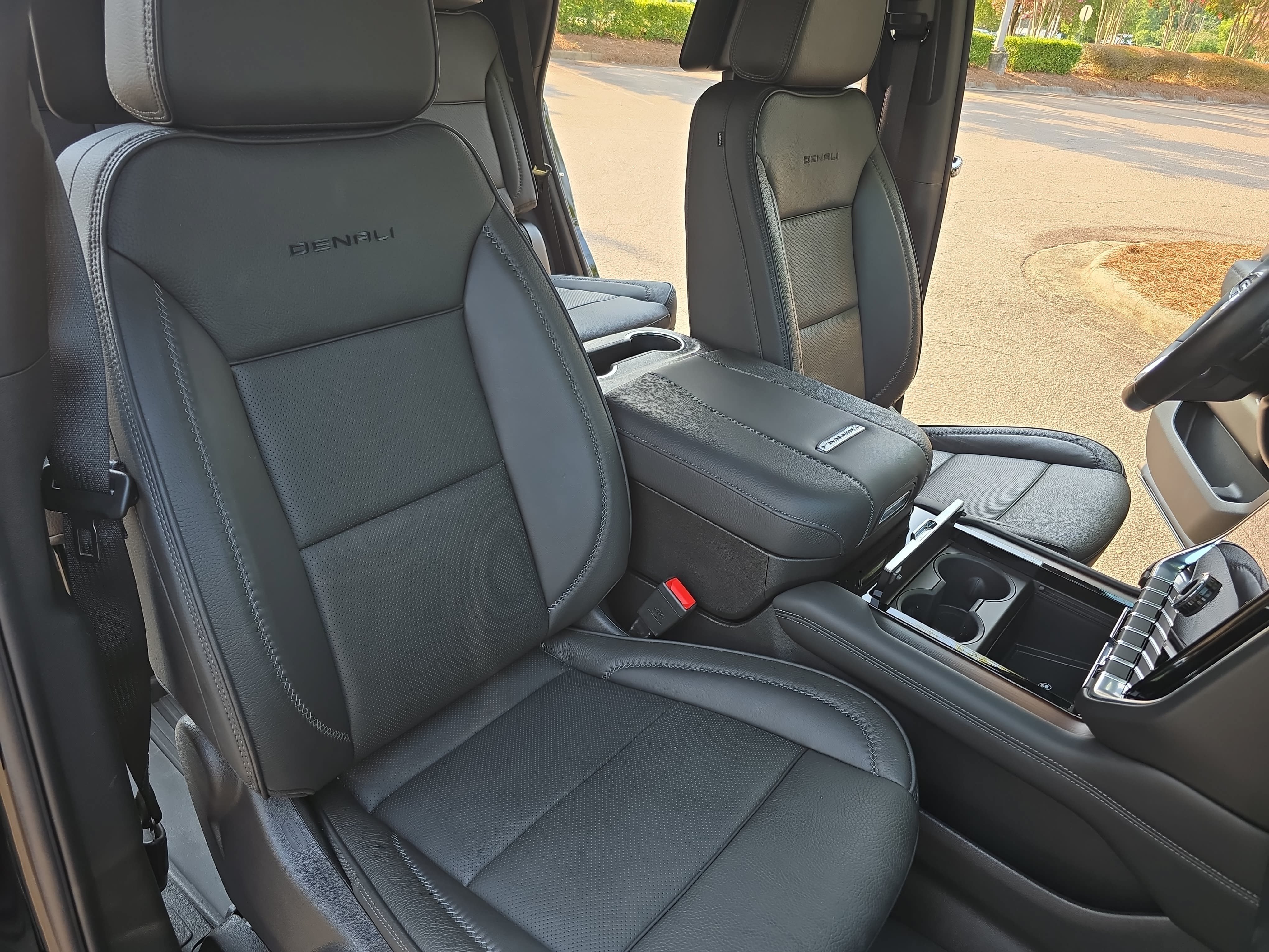 Used 2025 GMC Yukon Denali w/ Denali Reserve Package AWD/4WD image 10
