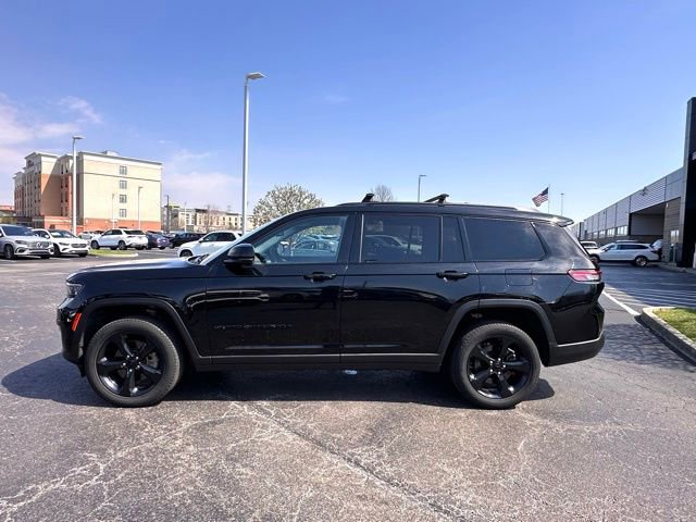 Used 2023 Jeep Grand Cherokee L Limited w/ Black Appearance Package image 4