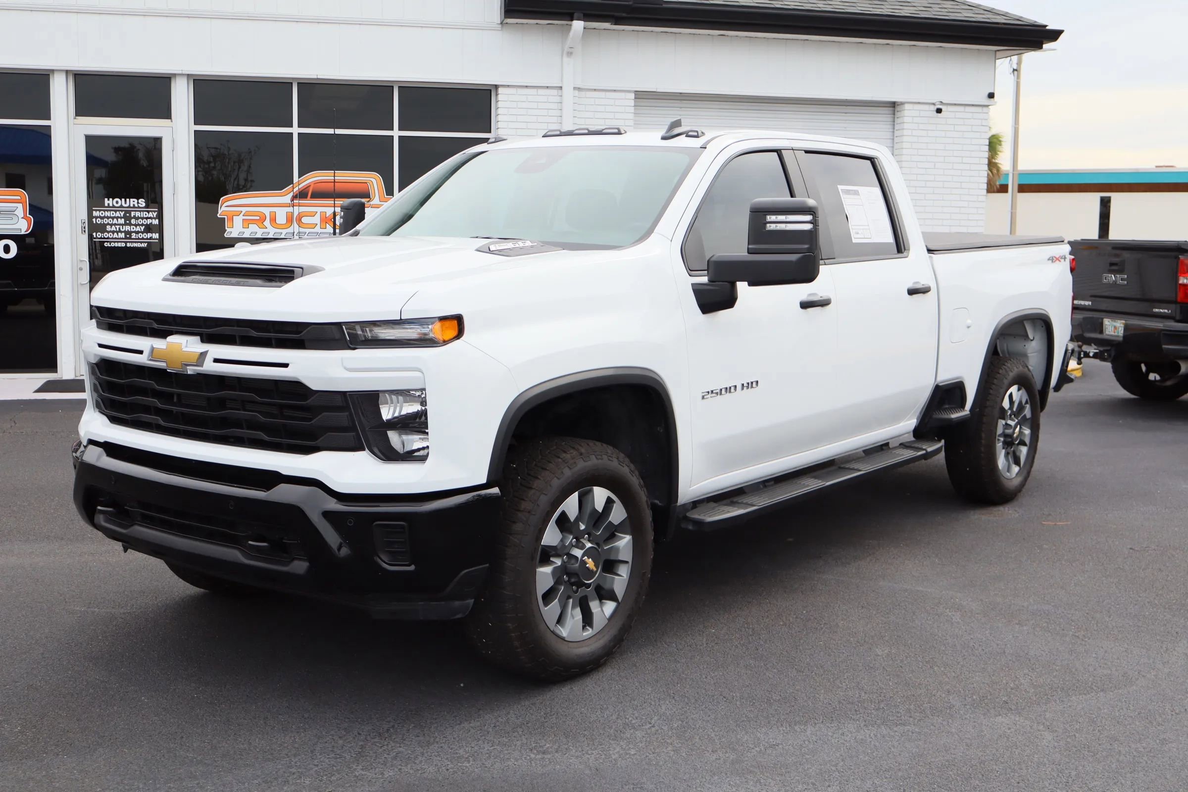 Used 2025 Chevrolet Silverado 2500 Custom w/ Custom Value Package image 4