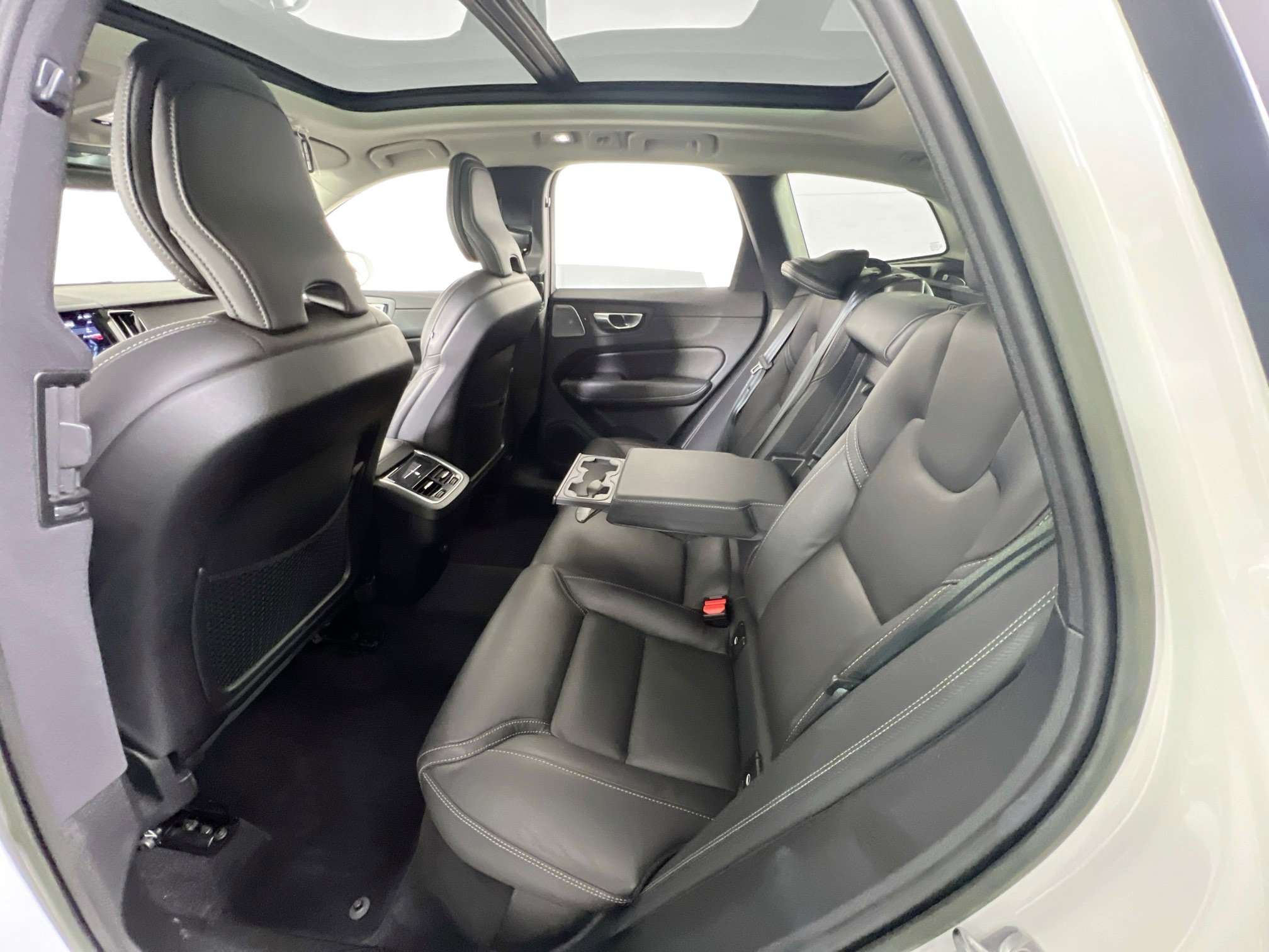 Used 2022 Volvo XC60 B5 Inscription w/ Advanced Package image 24