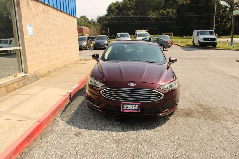 Used 2017 Ford Fusion SE w/ Fusion SE Technology Package FWD image 2