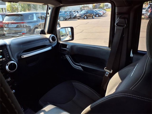 Used 2014 Jeep Wrangler Unlimited Rubicon w/ Connectivity Group image 16