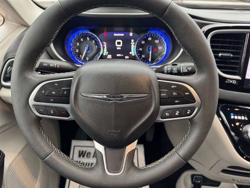 Used 2024 Chrysler Pacifica Touring-L image 13